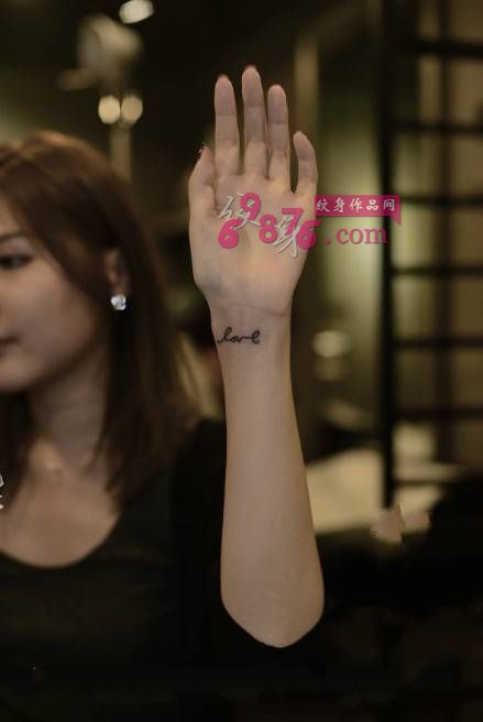 女生手腕小清新文字纹身图片