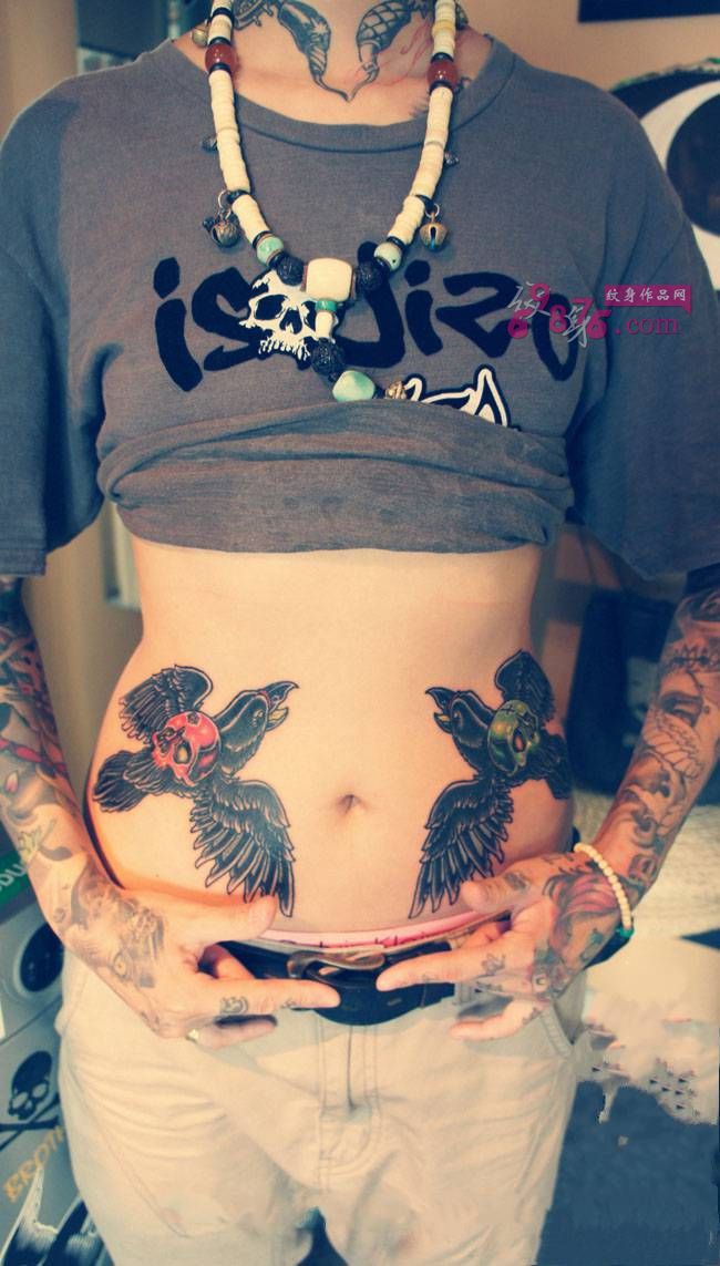 个性腹部乌鸦骷髅纹身