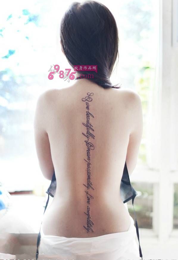 美女后背唯美英文名言纹身图片