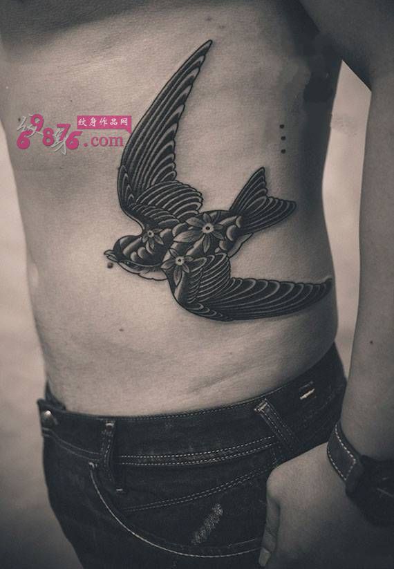 黑白燕子侧腰纹身
