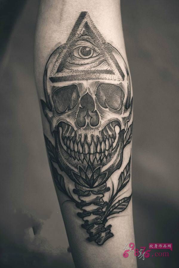 黑白点刺骷髅复古纹身