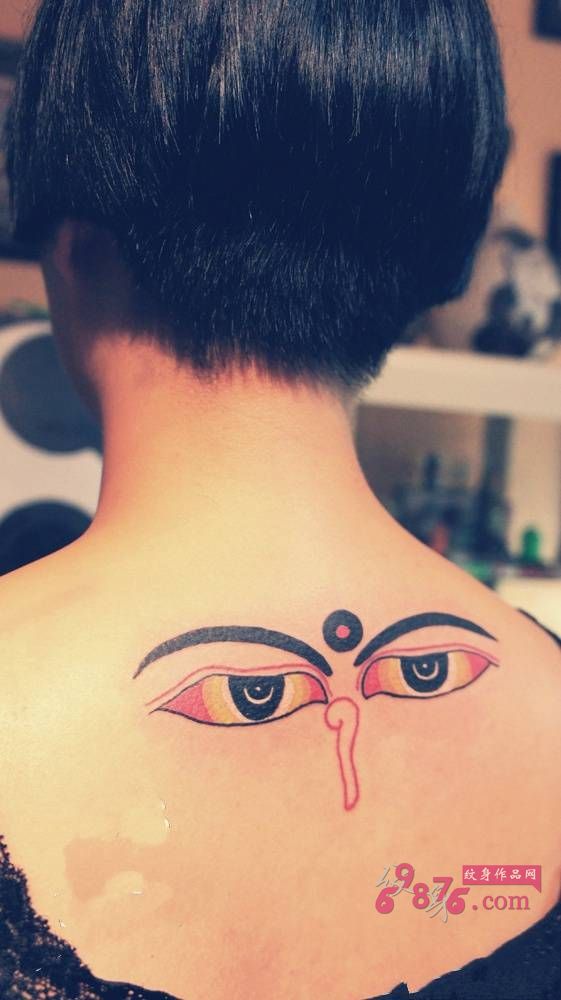 另类创意眼睛后颈纹身图片