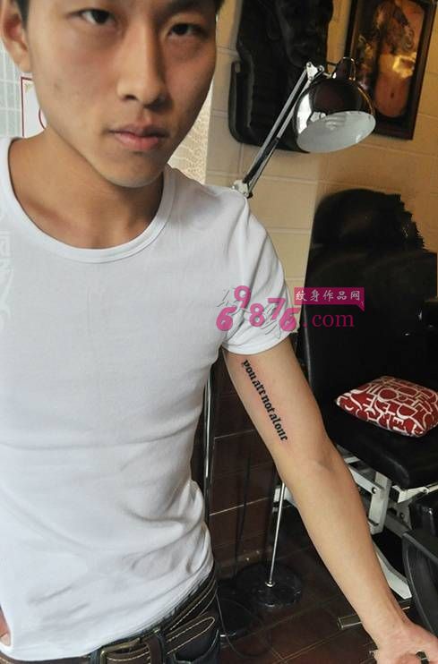 帅哥手臂英文纹身图片