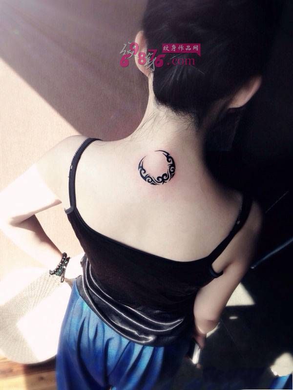 女生后颈月亮图腾纹身图片