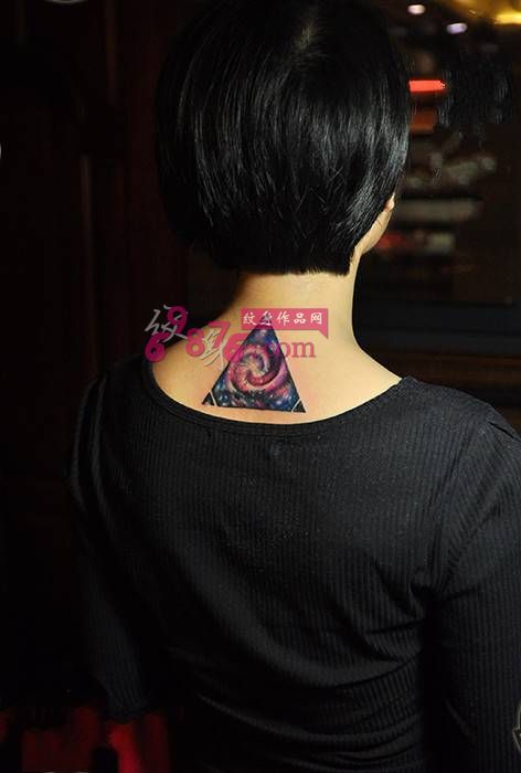 创意后颈星空纹身图片