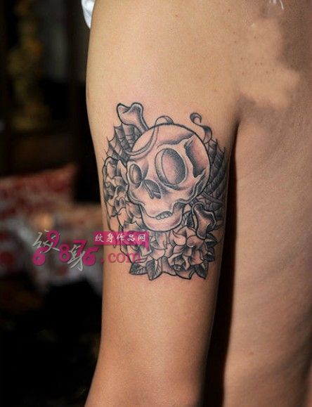 欧美骷髅玫瑰黑白手臂纹身