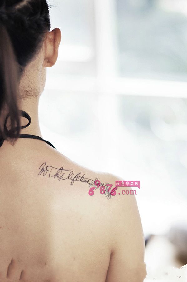 女生香肩英文字母纹身图片