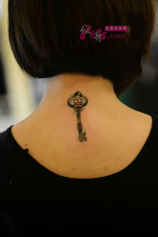 后颈小清新钥匙纹身图片