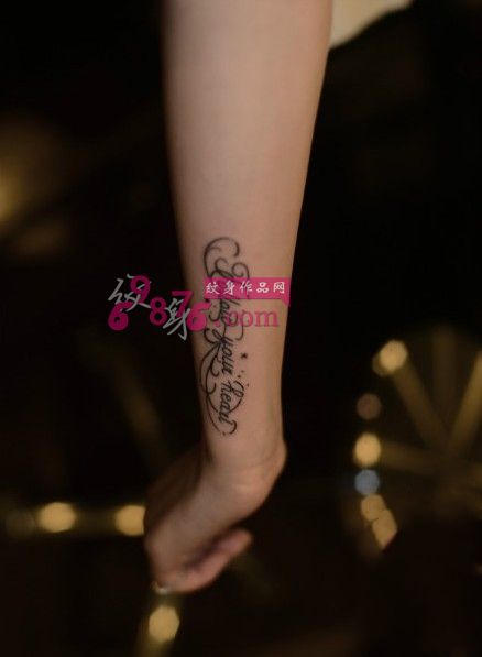 创意英文字母手臂纹身图片
