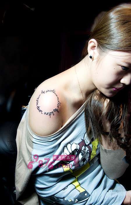 美女香肩英文字母时尚纹身图片