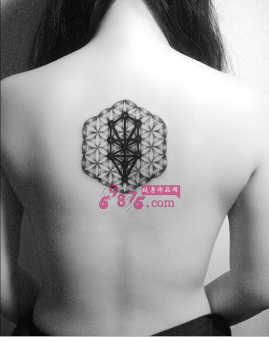 黑白生命之花后背纹身
