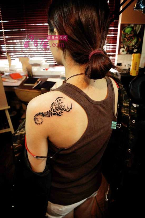 香肩时尚蝎子图腾纹身图片