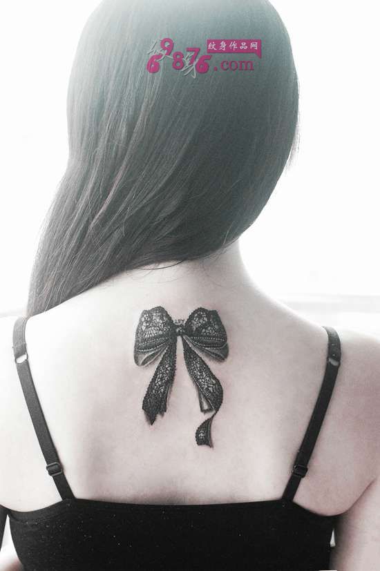 美女蕾丝蝴蝶结后颈纹身图片
