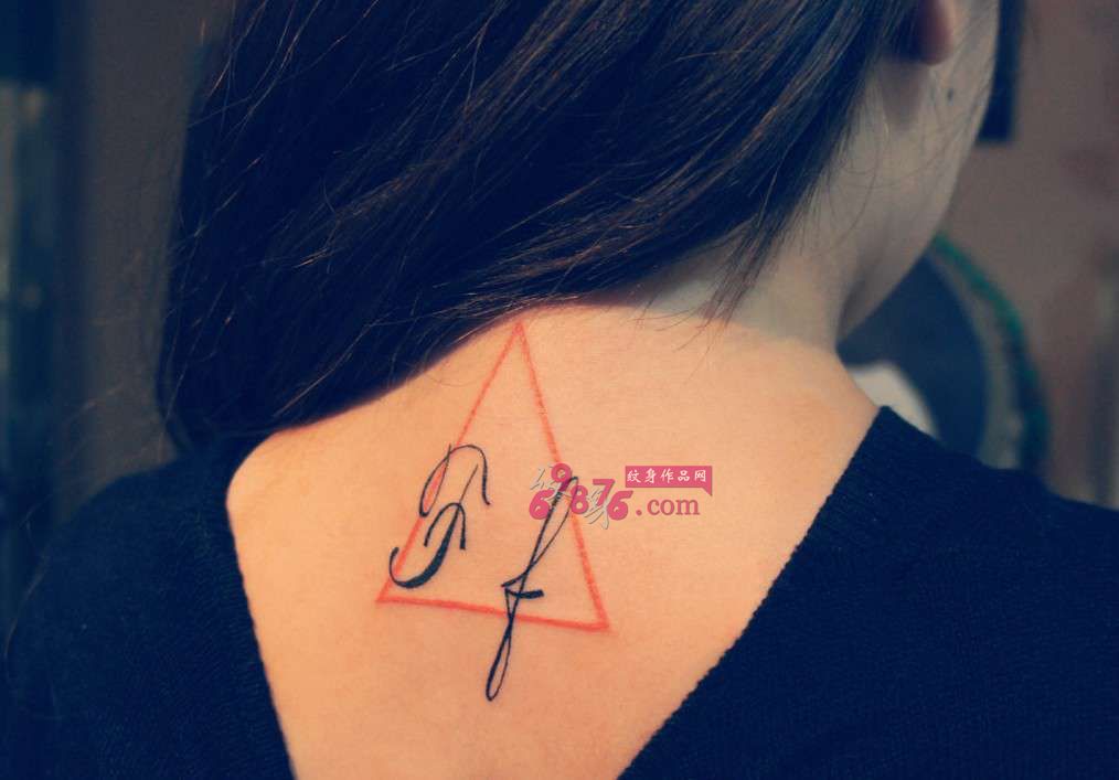 创意后颈三角形字母纹身图片