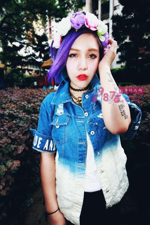 时尚潮美女手臂英文纹身