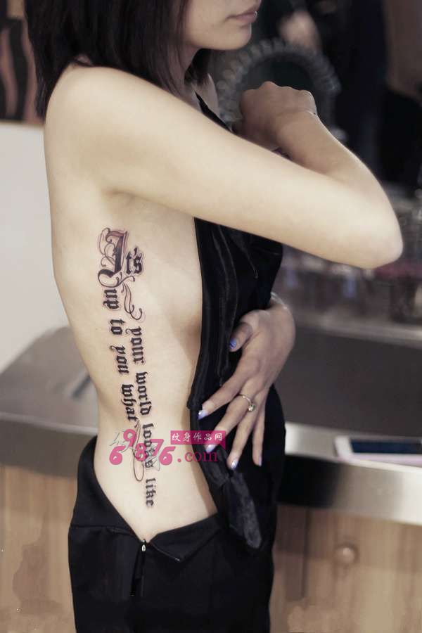 美女纤腰性感英文字母纹身图片