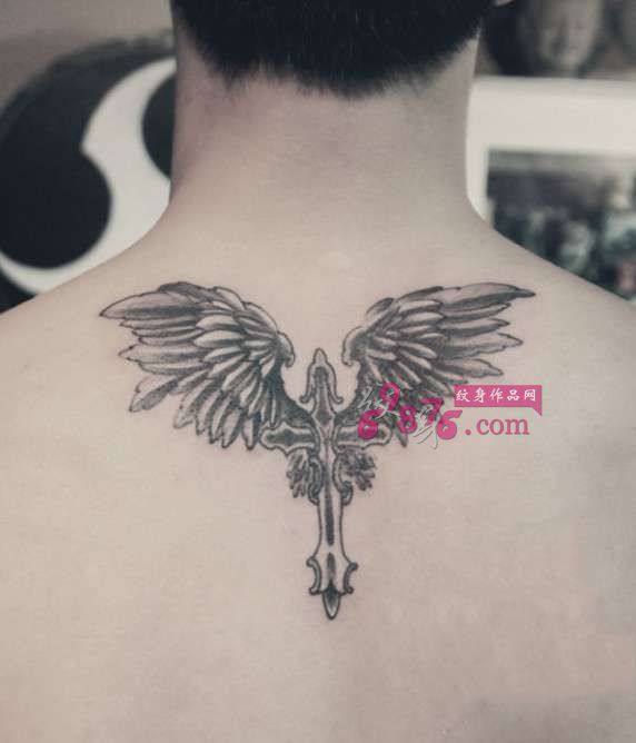 创意十字架翅膀后颈纹身图片