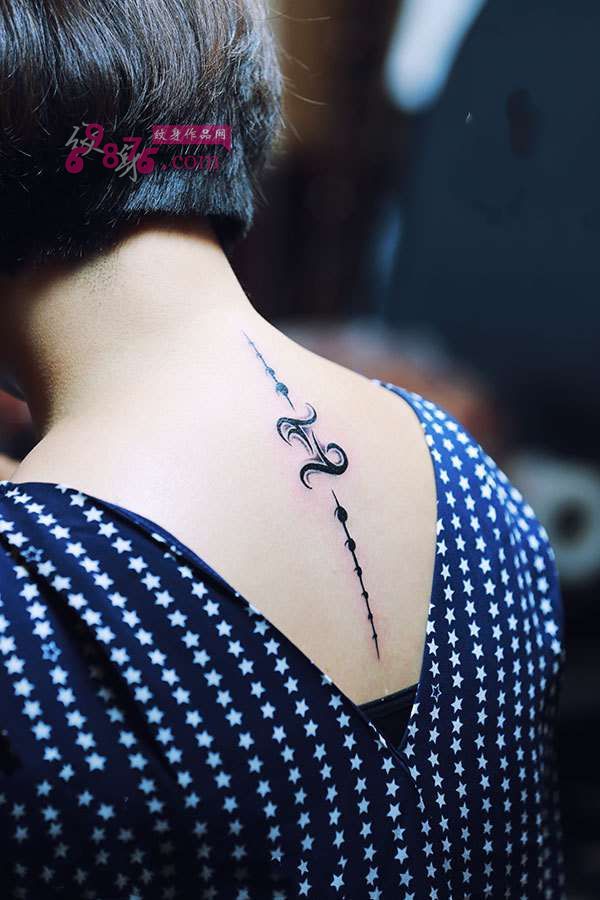 异国风情星座后肩纹身图片