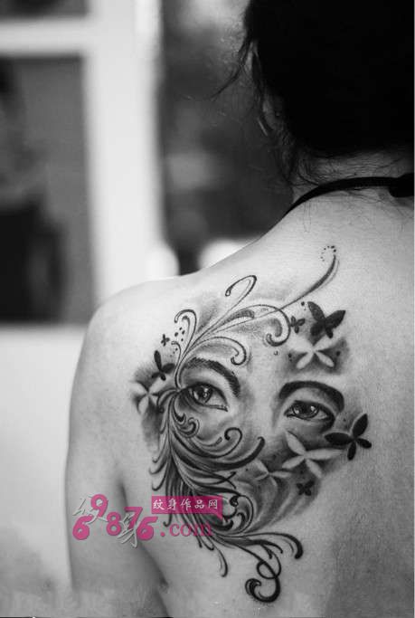 花藤面具脸后背黑白纹身