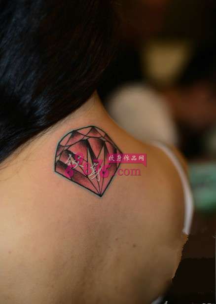 美女后颈红宝石纹身图片