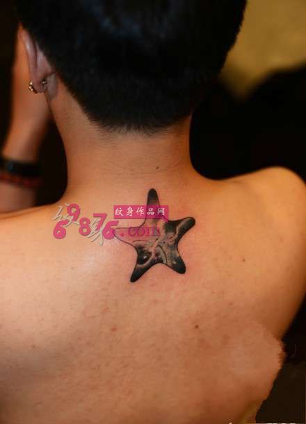 后颈彩色星星男生纹身图片