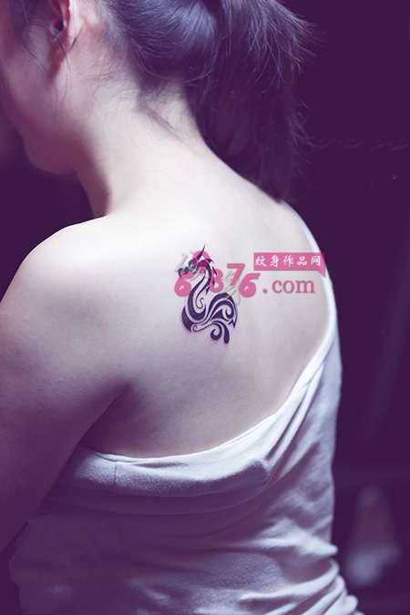 小美女龙图腾后肩纹身图片