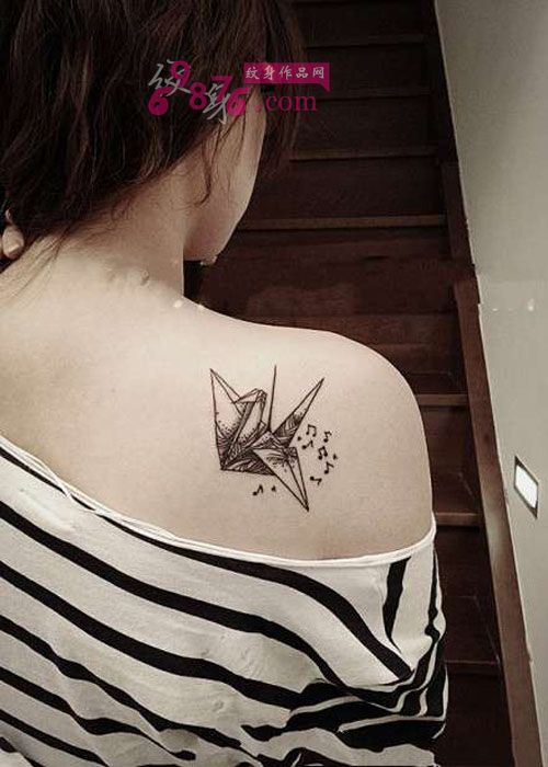 香肩黑白千纸鹤唯美纹身