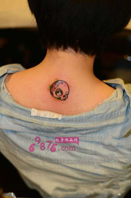 可爱彩色小骷髅后颈纹身图片