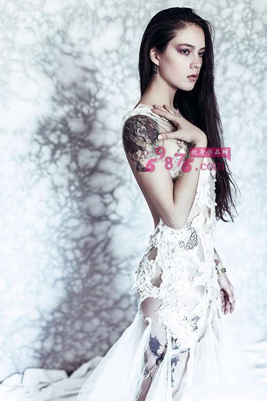 优雅美女时尚花臂个性纹身图片