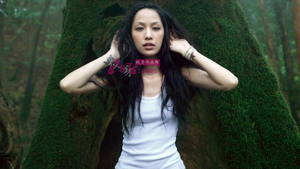 美女中岛美嘉手腕时尚纹身图片