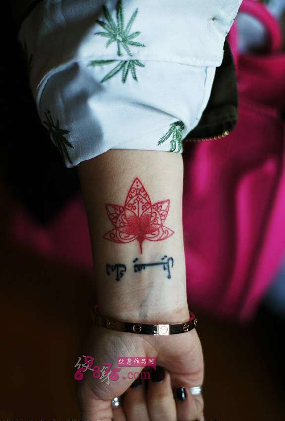创意手腕红色小梵花纹身图片