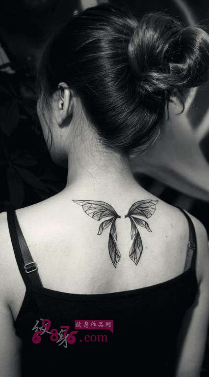 后背另类黑白艺术纹身