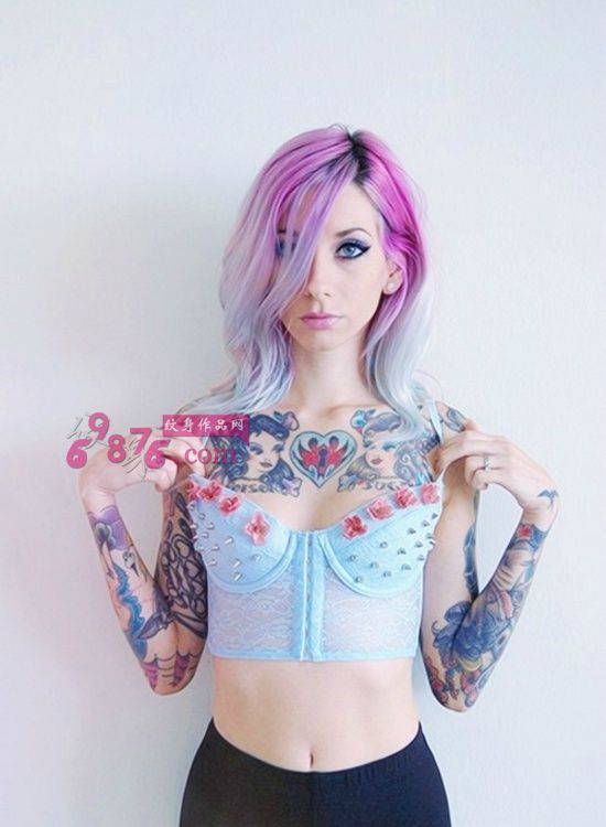 欧美小美女霸气胸口时尚纹身图片