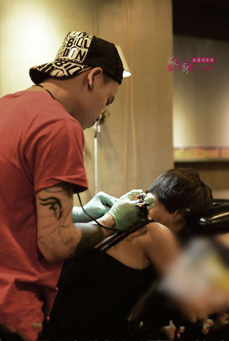 创意嘻哈骷髅后背纹身现场