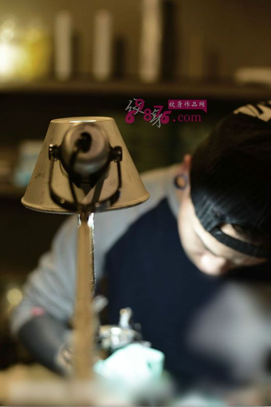 欧美复古黑灰骷髅手臂纹身