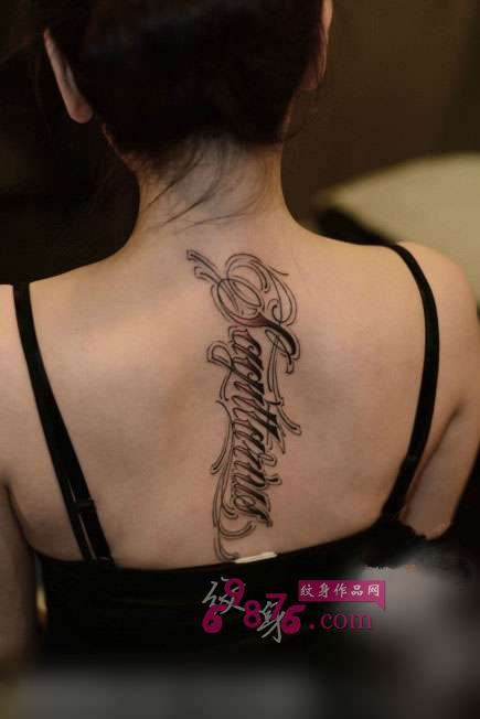 女生后背奇卡诺英文纹身图片