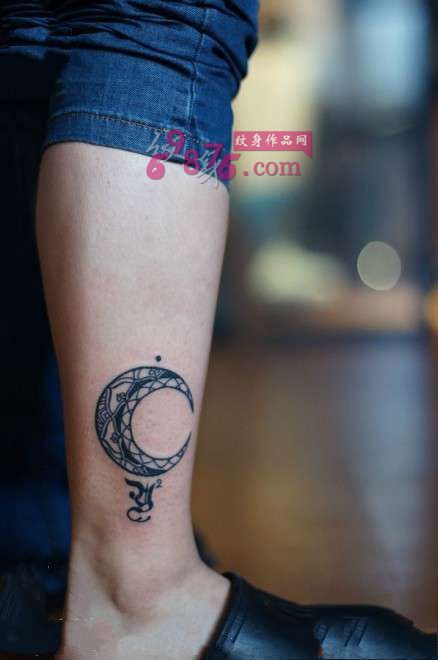 脚踝梵月与字母Y纹身图片