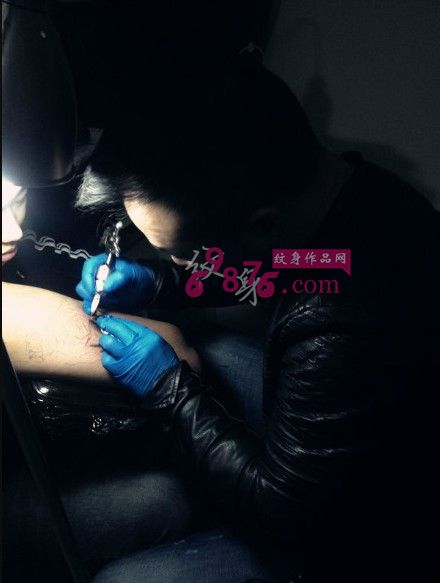 男生手臂黑灰骷髅纹身现场