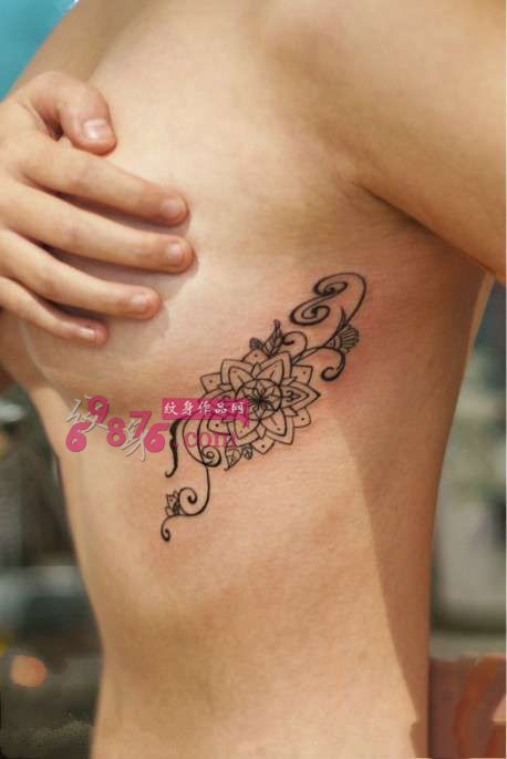 女生侧胸梵花纹身图片