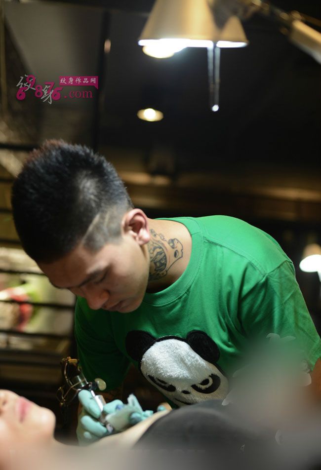 美女双肩钻石纹身现场