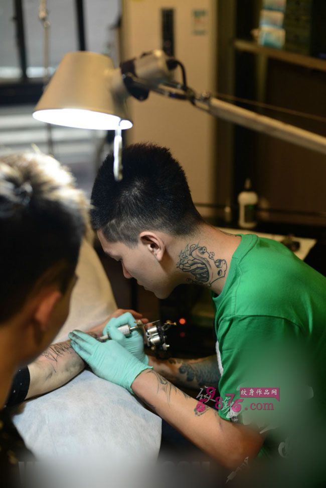 创意英文名言纹身现场