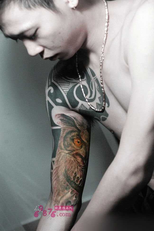 男生时尚图腾与猫头鹰纹身图片