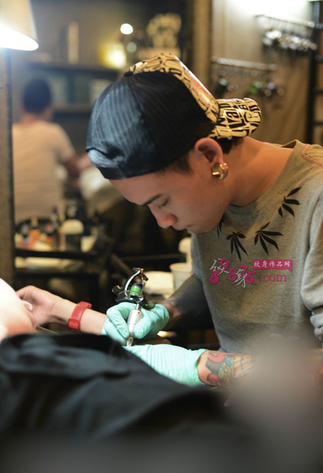 星空星星大臂内侧纹身现场