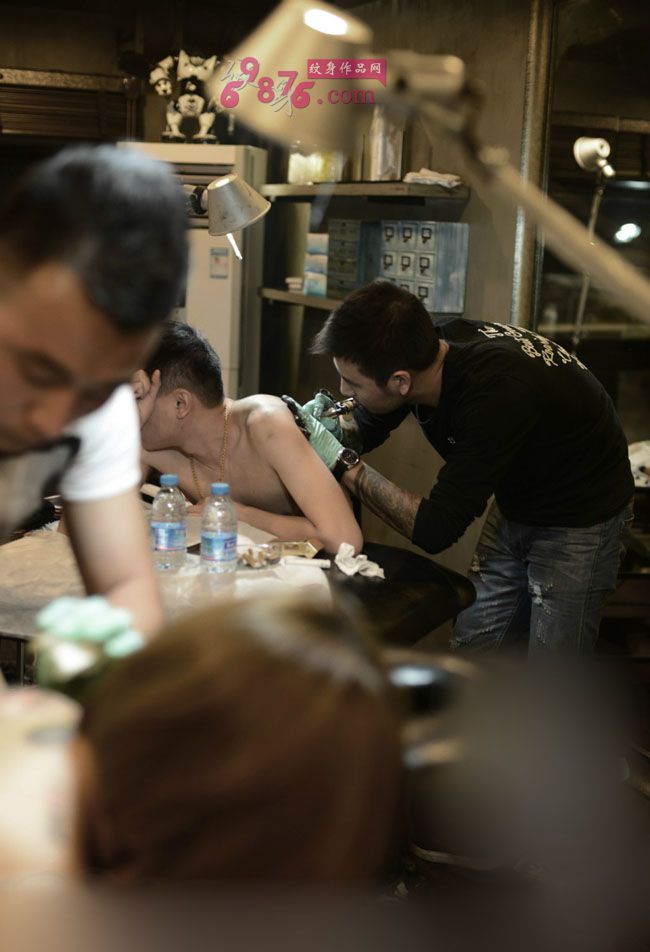 男生后肩锁与花朵时尚纹身