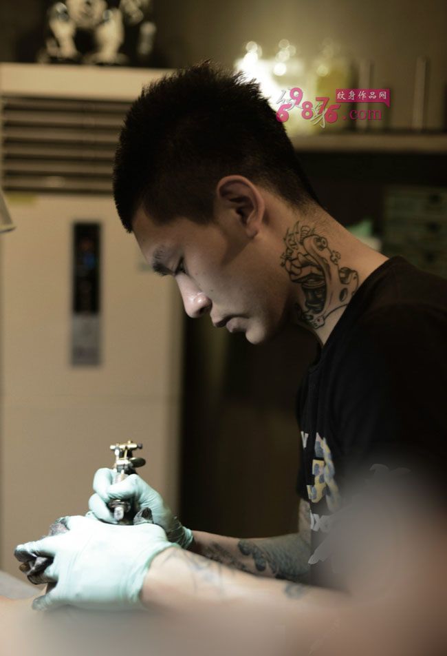 男生黑灰马大臂纹身现场