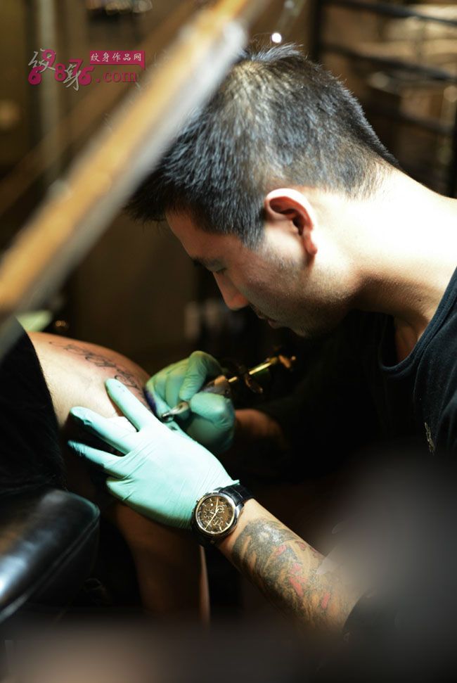 美女香肩个性英文纹身现场