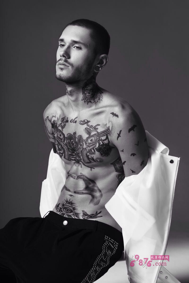 个性男模霸气身体纹身