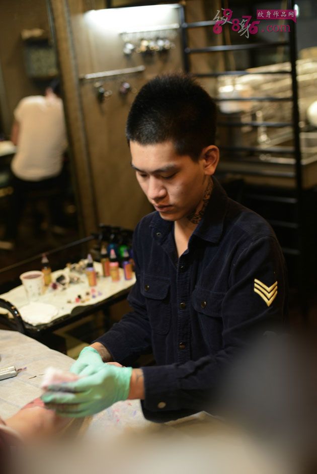 创意School花手臂纹身