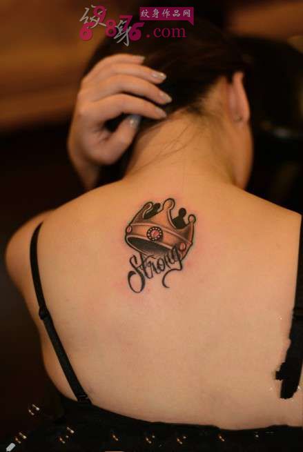 美女后颈小清新皇冠纹身图片