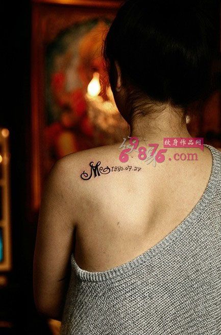 美女香肩英文时尚纹身图片